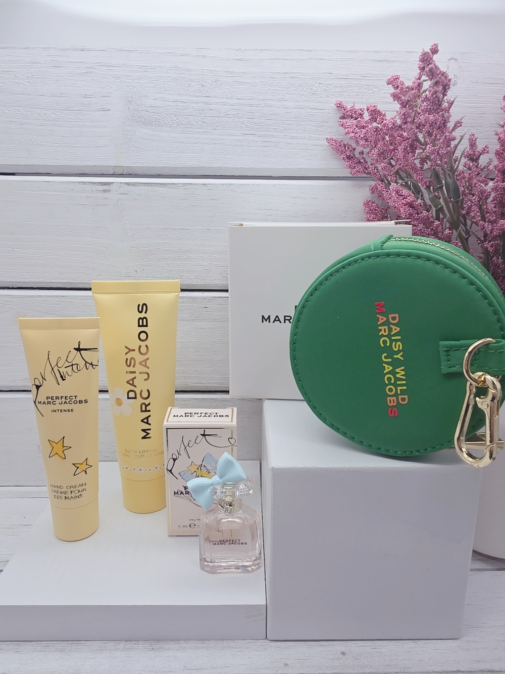 Marc Jacobs Daisy Hand Cream & Daisy Wild Green Pouch Set